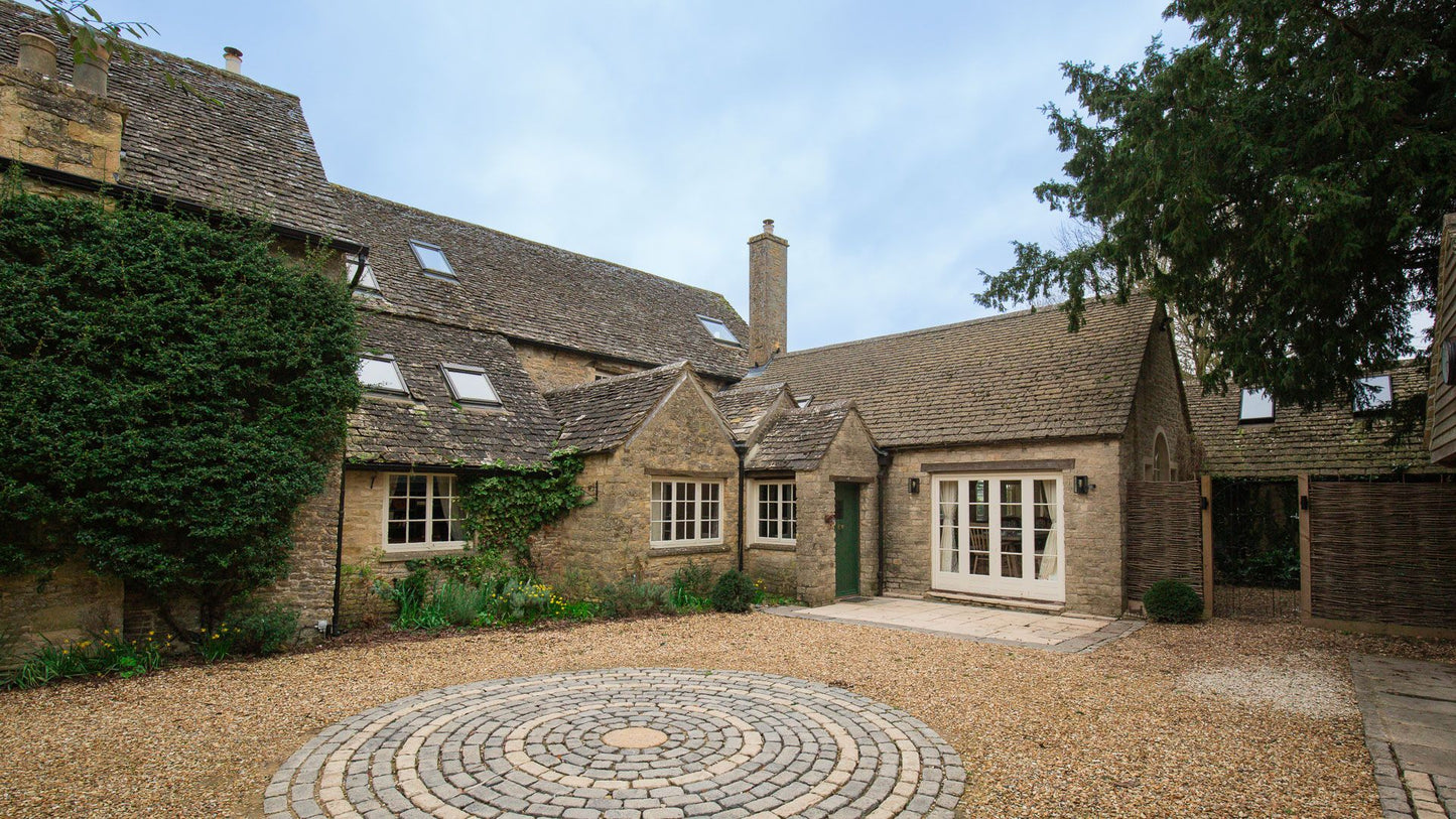 Spacious & Bright Cotswolds Gem