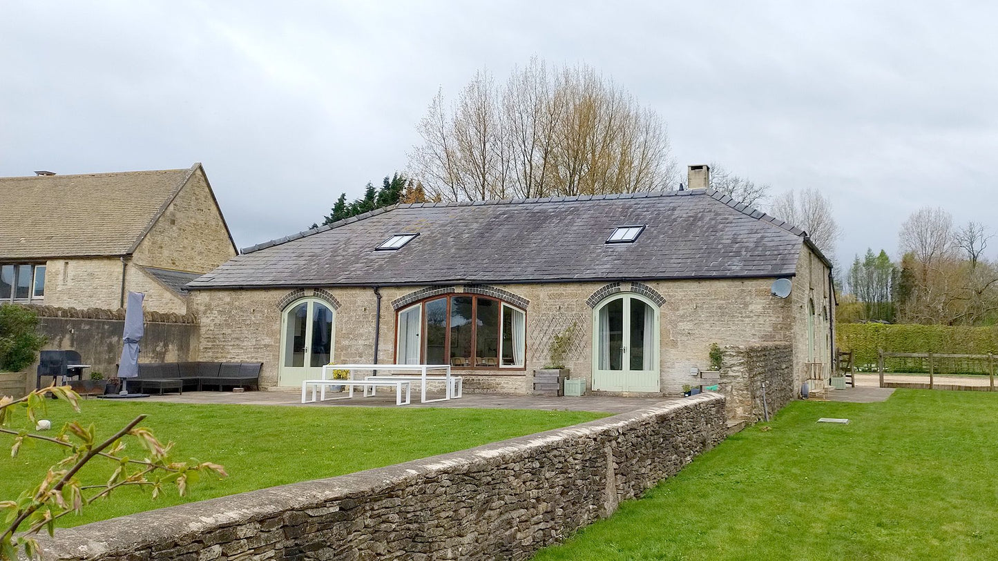 Colourful Spacious Barn Conversion