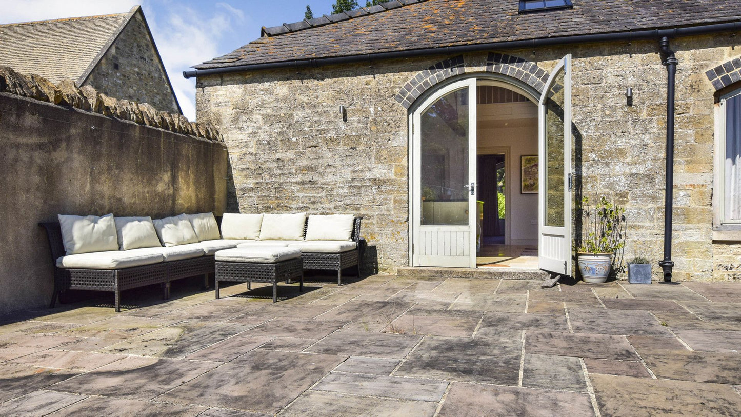 Colourful Spacious Barn Conversion