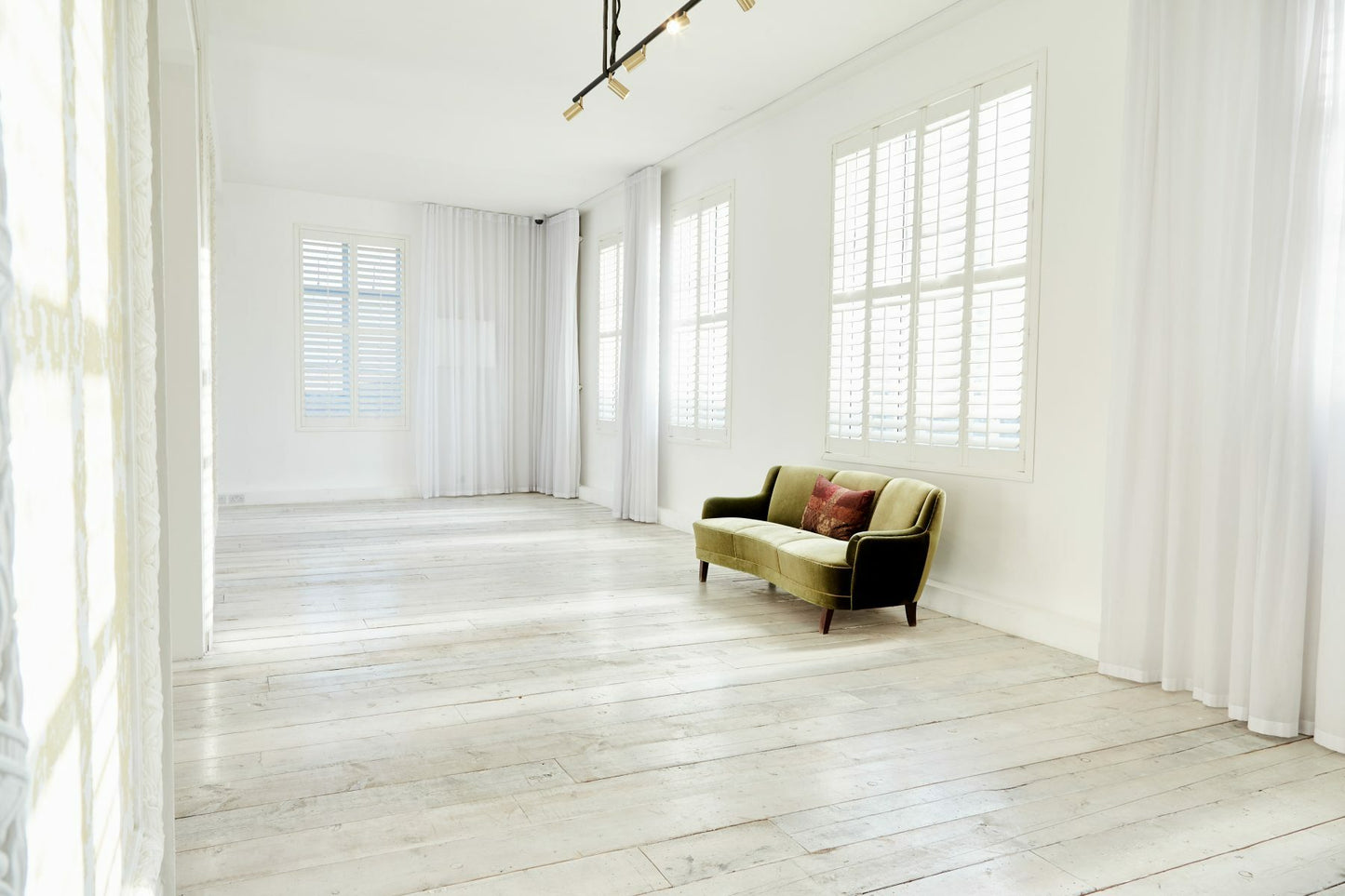 White Lifestyle Studio