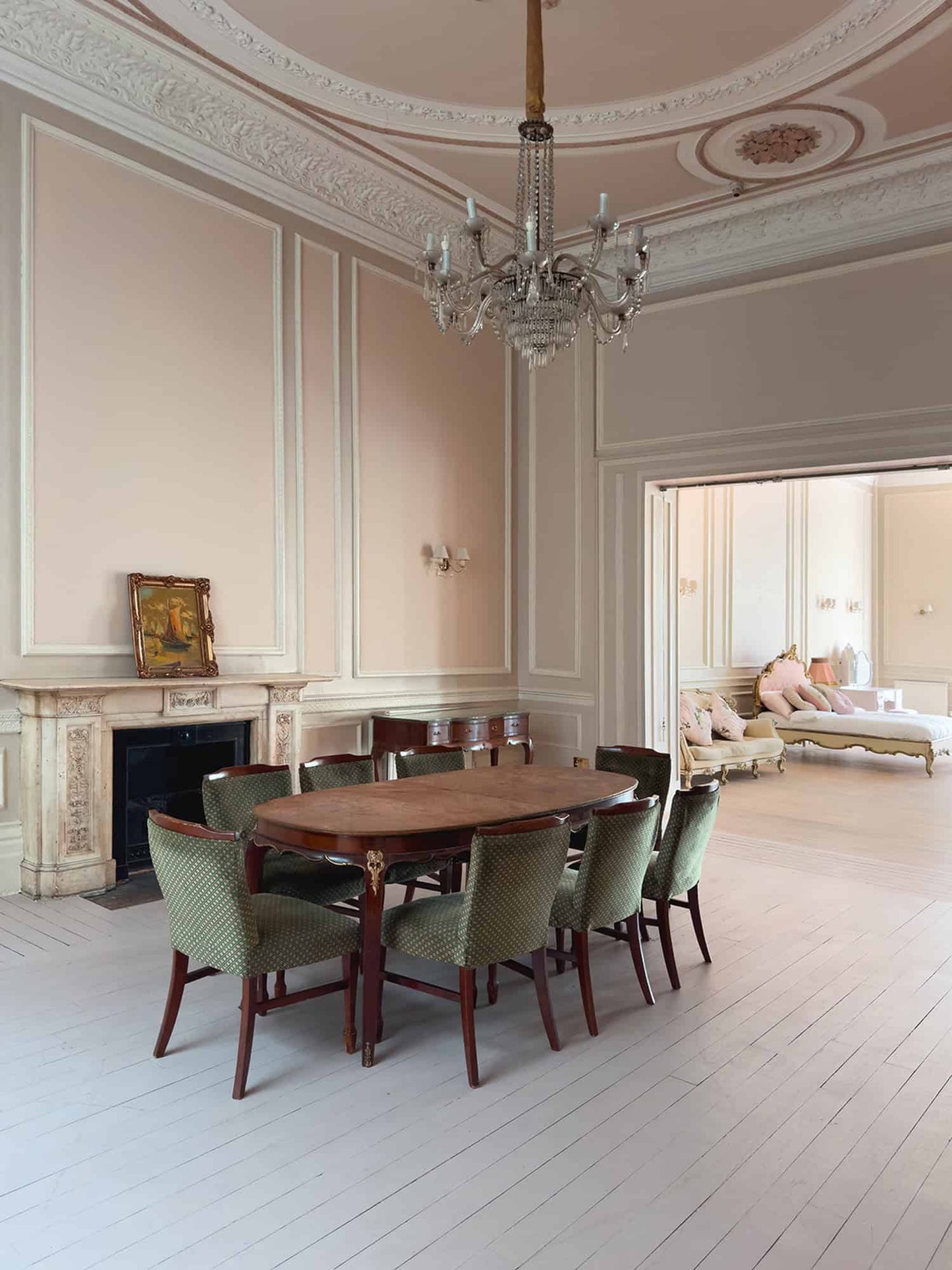 Beige Georgian Townhouse Suite