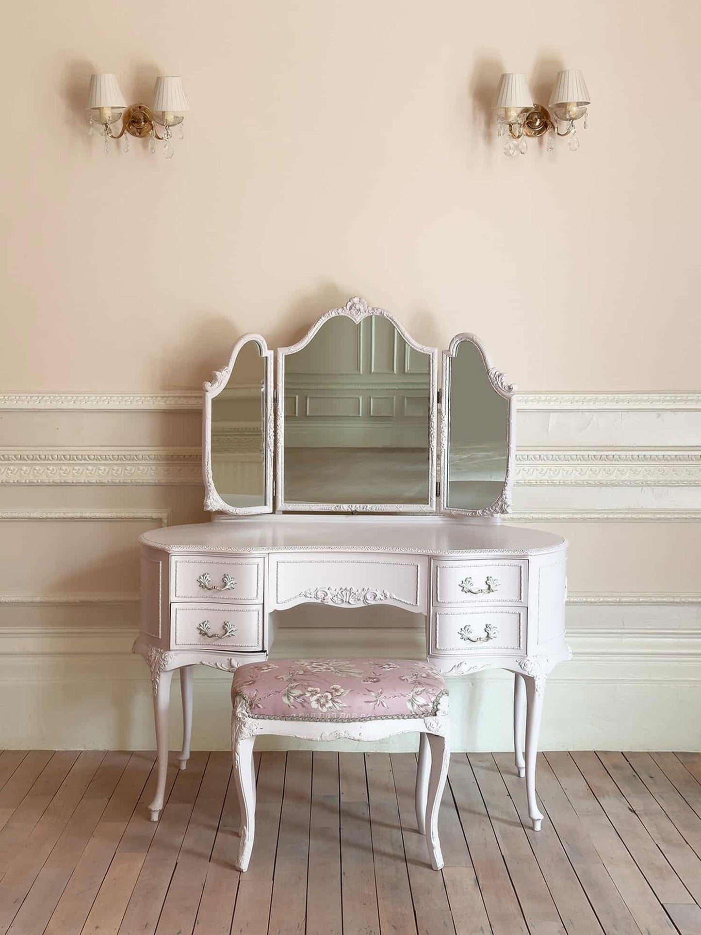 Beige Georgian Townhouse Suite