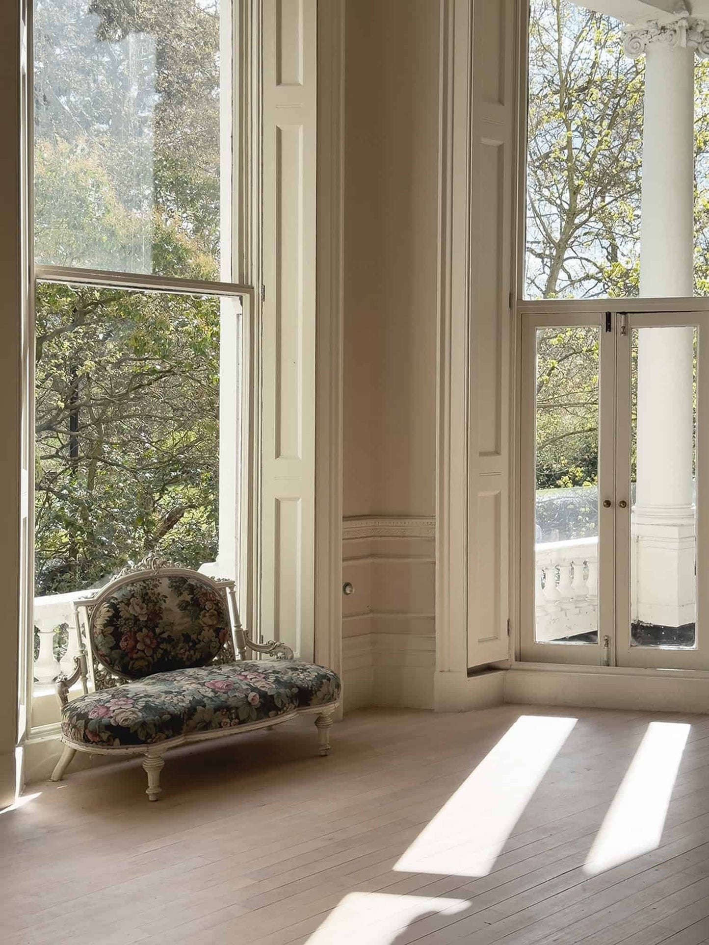 Beige Georgian Townhouse Suite