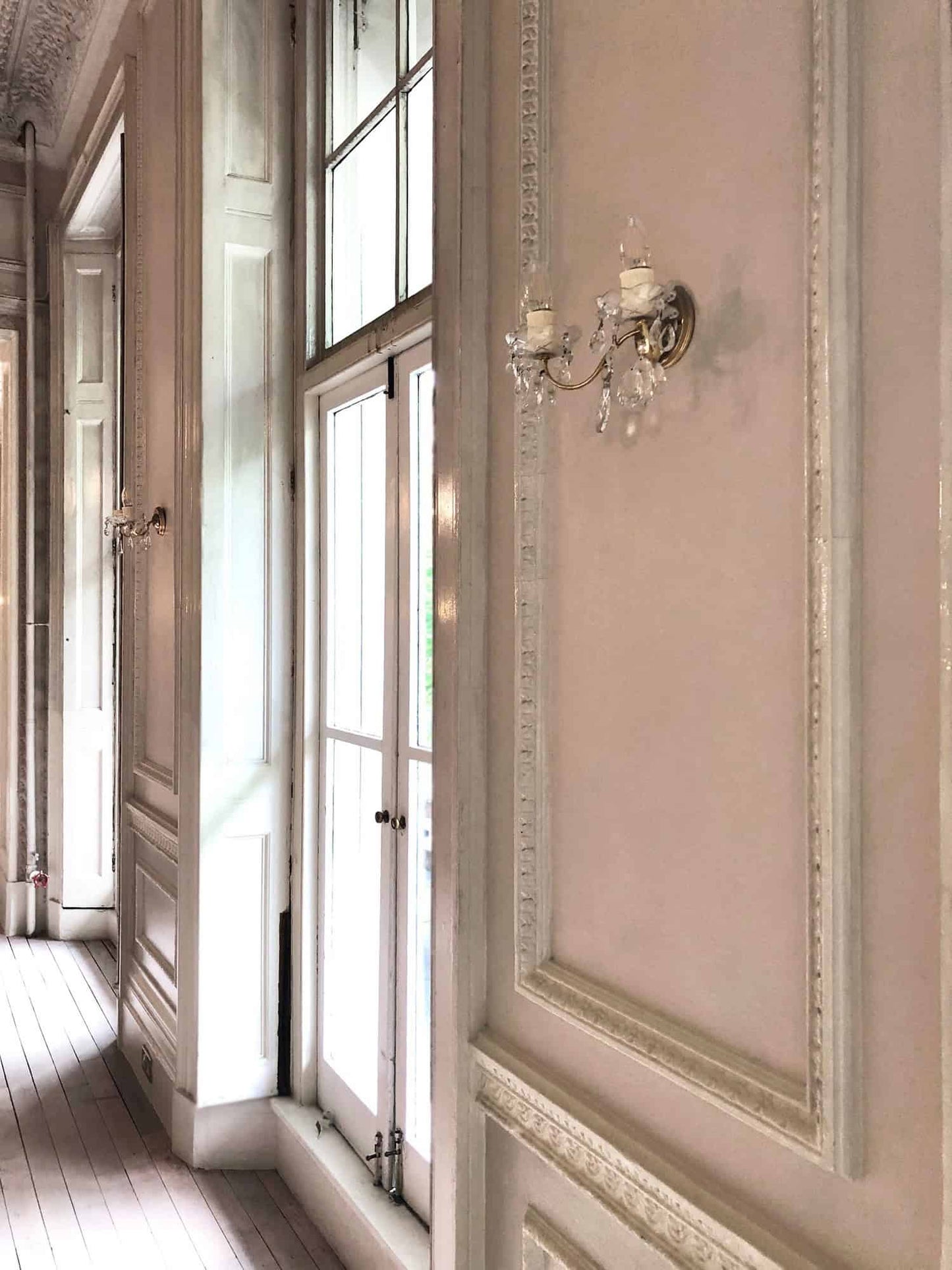 Beige Georgian Townhouse Suite