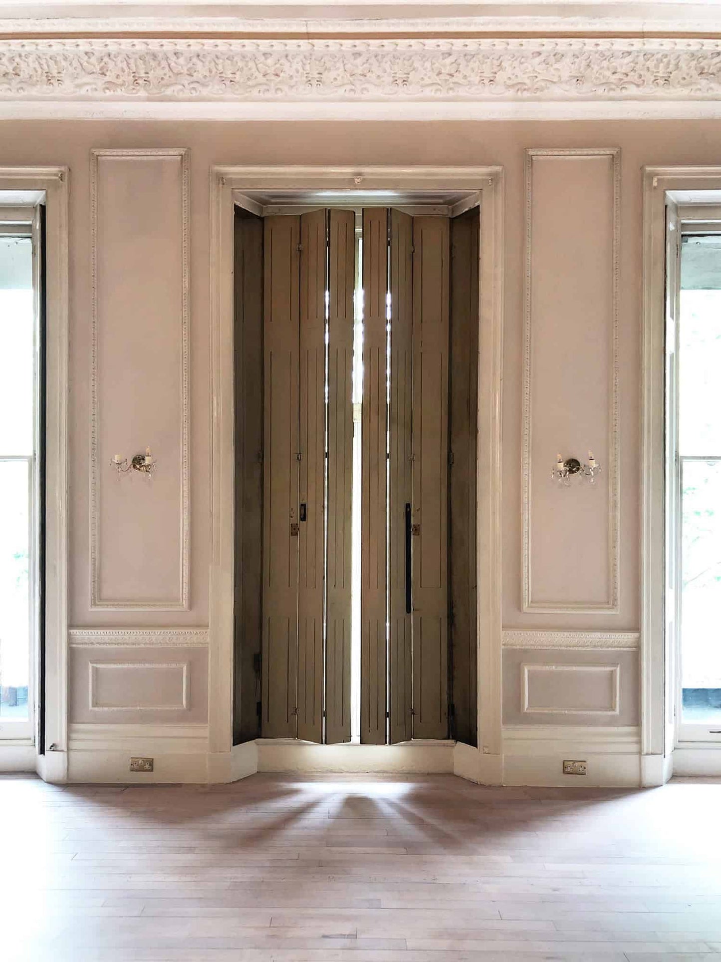 Beige Georgian Townhouse Suite