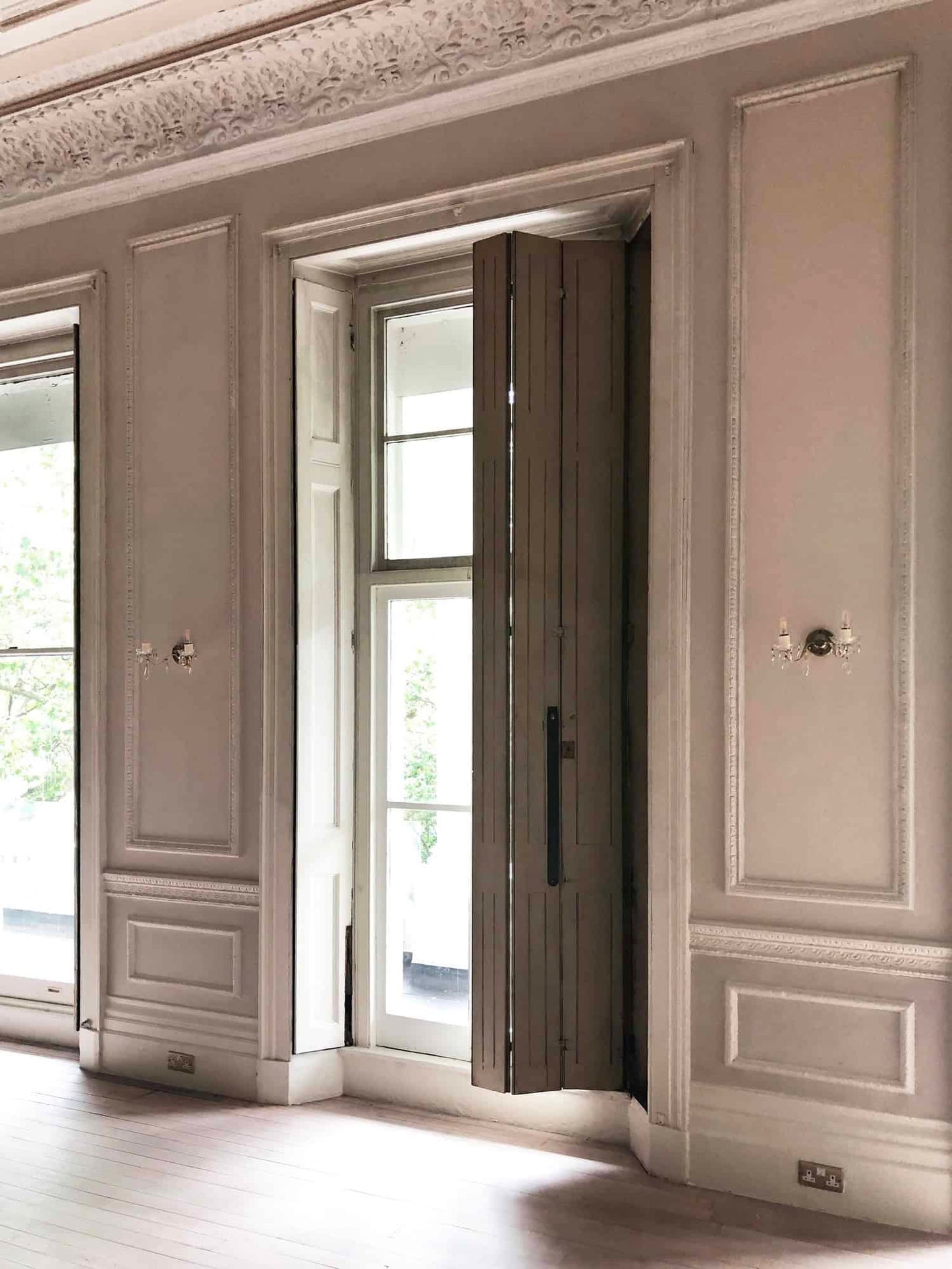 Beige Georgian Townhouse Suite