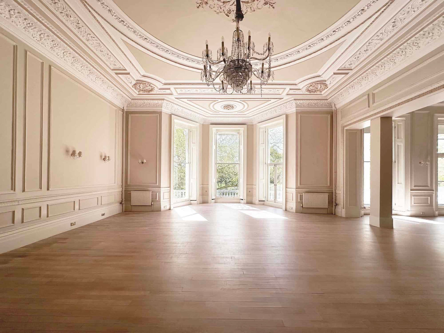 Beige Georgian Townhouse Suite